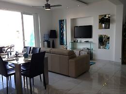 Luxury Seafront Apartment With Pool