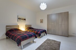 Seafront Apartment, Marvelous Views GR8 Location