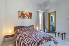 Seafront Apartment, Marvelous Views GR8 Location