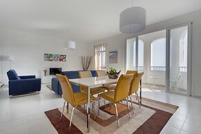 Seafront Apartment, Marvelous Views GR8 Location