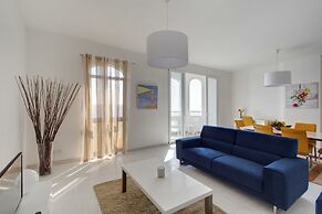 Seafront Apartment, Marvelous Views GR8 Location