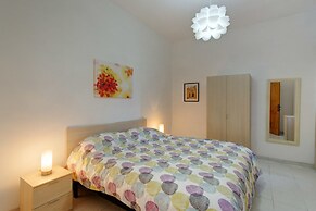 Seafront Apartment, Marvelous Views GR8 Location