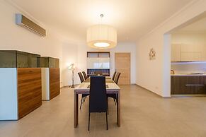 Seafront Luxury APT With Pool