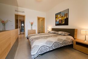 Seafront Luxury APT With Pool