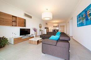 Seafront Luxury APT With Pool