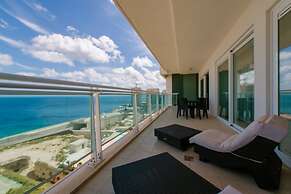 Seafront Luxury APT With Pool