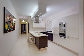 Luxury Apartment, Prime Location in St Julians