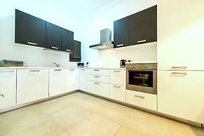 Luxury Apartment With Pool