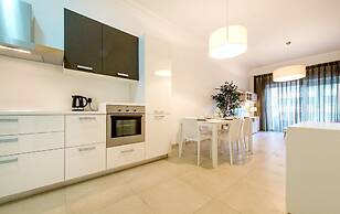 Luxury Apartment With Pool