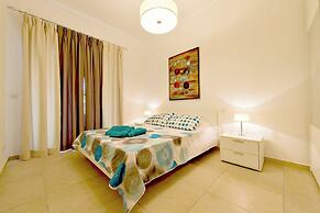 Luxury Apartment With Pool