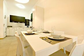 Luxury Apartment With Pool