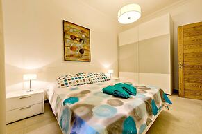 Luxury Apartment With Pool