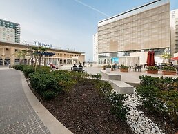 Stunning Seafront Lux Apt wt Pool, Upmarket Area