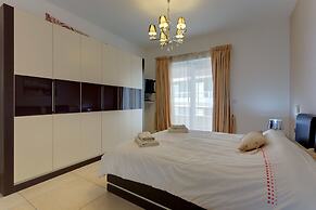 Stunning Seafront Lux Apt wt Pool, Upmarket Area