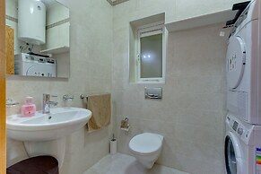 Stunning Seafront Lux Apt wt Pool, Upmarket Area