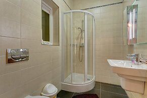 Stunning Seafront Lux Apt wt Pool, Upmarket Area