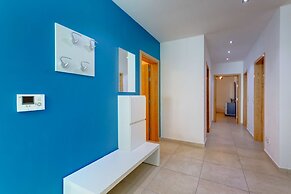 Stunning Seafront Lux Apt wt Pool, Upmarket Area