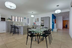 Stunning Seafront Lux Apt wt Pool, Upmarket Area