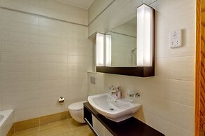 Stunning Seafront Lux Apt wt Pool, Upmarket Area