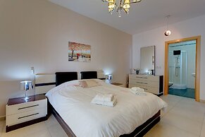 Stunning Seafront Lux Apt wt Pool, Upmarket Area