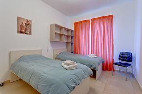 Stunning Seafront Lux Apt wt Pool, Upmarket Area