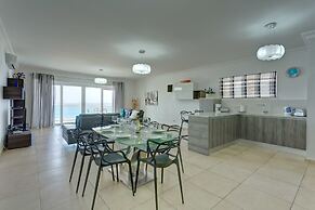 Stunning Seafront Lux Apt wt Pool, Upmarket Area