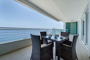 Seafront Luxury Apartment With Pool