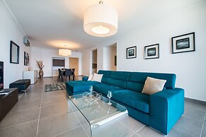 Seafront Luxury Apartment With Pool