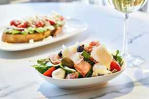 AC Hotel by Marriott Miami Airport West/Doral