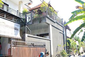 Suwardika Homestay and Dormitory - Hostel