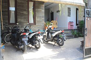 Suwardika Homestay and Dormitory - Hostel