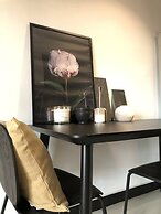 Henry's Apartment- Executive 717