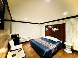 Casa Blanca Inn & Suites