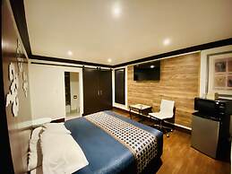 Casa Blanca Inn & Suites