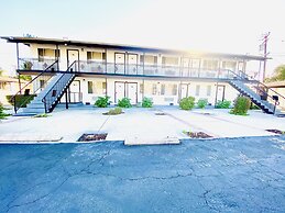 Casa Blanca Inn & Suites