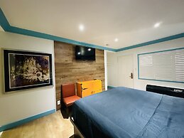 Casa Blanca Inn & Suites