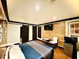 Casa Blanca Inn & Suites