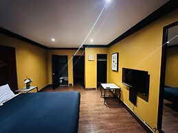 Casa Blanca Inn & Suites