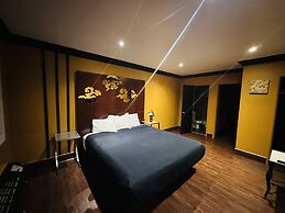 Casa Blanca Inn & Suites