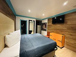 Casa Blanca Inn & Suites