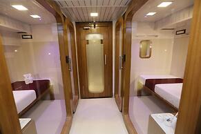 Qubestay Airport Capsule Hotel & Hostel