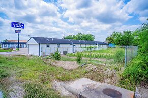 OYO Budget Inn Falfurrias Hwy 281