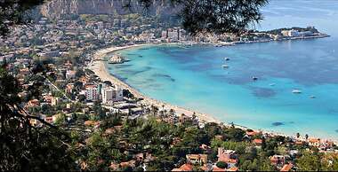 Hola Cathedral House