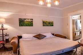 Redtail Suites~orliena Suite ~tesla Station