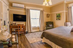 Redtail Suites~orliena Suite ~tesla Station