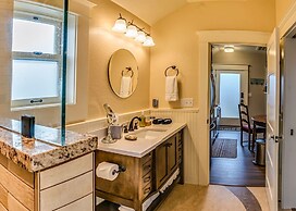 Redtail Suites~orliena Suite ~tesla Station