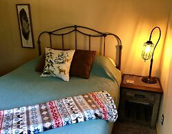 Mountain Pine Cabin - Sleeps 6 - Pet Friendly