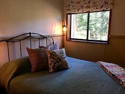 Mountain Pine Cabin - Sleeps 6 - Pet Friendly