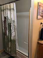 Mountain Pine Cabin - Sleeps 6 - Pet Friendly