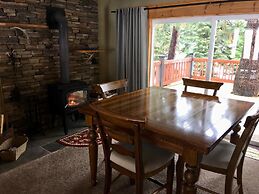 Mountain Pine Cabin - Sleeps 6 - Pet Friendly
